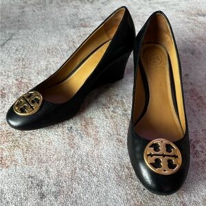 Tory Burch Chelsea Black and Gold Wedges